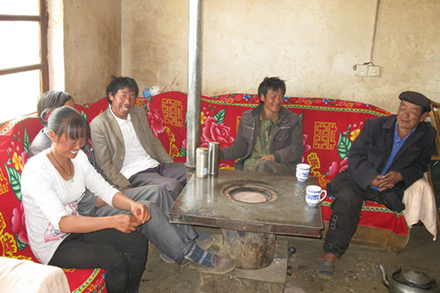 Shao Rongfu (far right) enjoys a lively conversation with fellow sheep farmers.