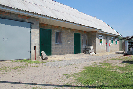 On June 30, 2014, after two months of work, Mykola and Anna Kutsenko’s farm became the first family farm in the Marfusha co-op to open. The Kutsenkos new farm can now accommodate up to 10 cows.