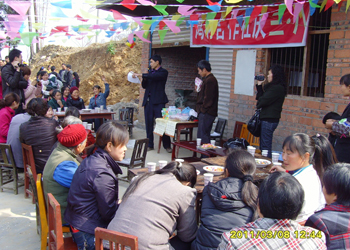 Lin Fengcheng organizing activities for Women's Day.