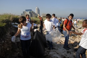 Clean up in Govierno Municipal de Play, Cuba