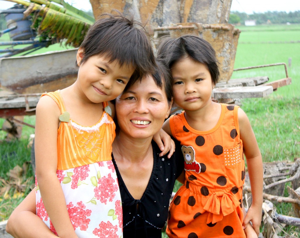Heifer Vietnam project participant Nguyen Thi Thu Trang, 39, with her two daughters. Photo by Nguyen Xuan Quyen, Communication and Networking Officer, Heifer Vietnam