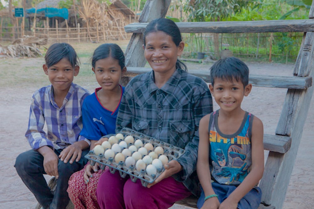 萨维和她的家人展示他们收集的鸡蛋