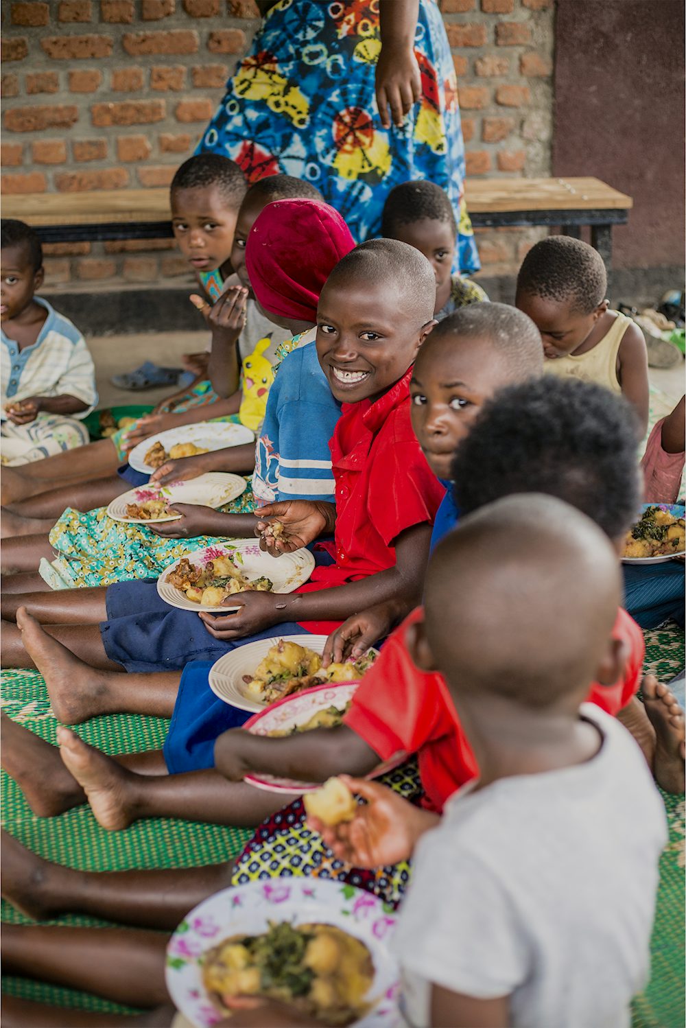 一群孩子坐在一起享受一顿饭。