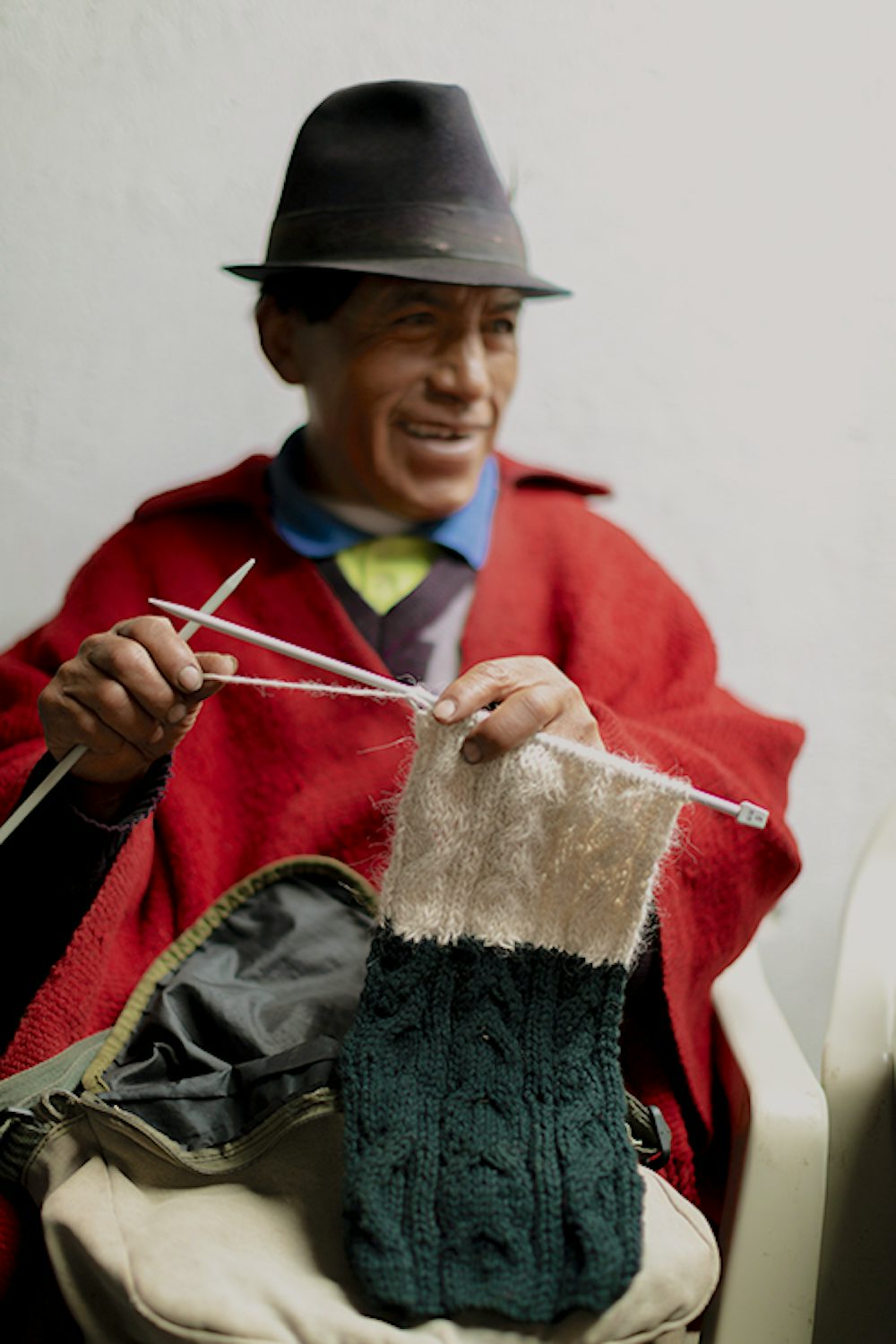 José Pedro Pallo Cuzco (65) learned how to knit at workshops organized by Heifer.