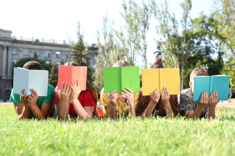 Teens read books.